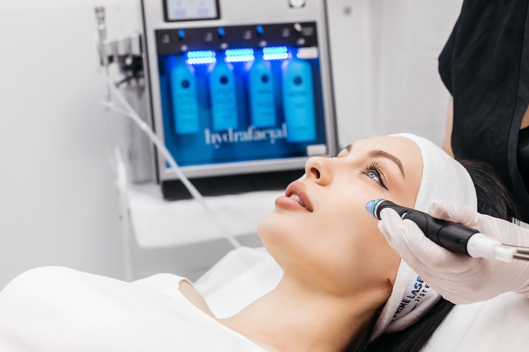 Cosmetology clinic. Professional female cosmetologist doing hydrafacial toronto